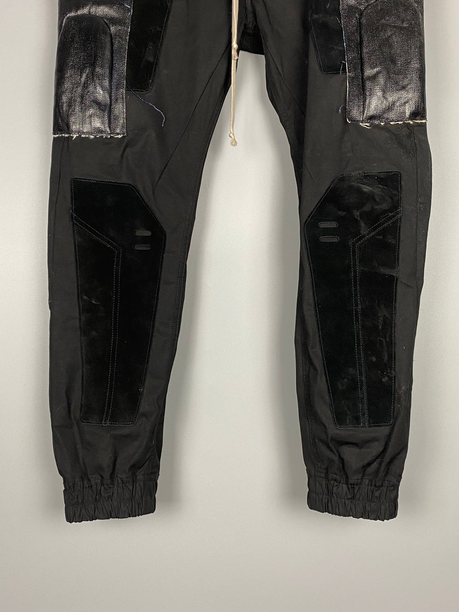 Larry Cargo Joggers in Black/Pearl – SVRN